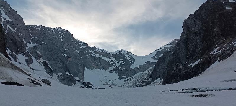 Il ghiacciaio innevato oltre la morena