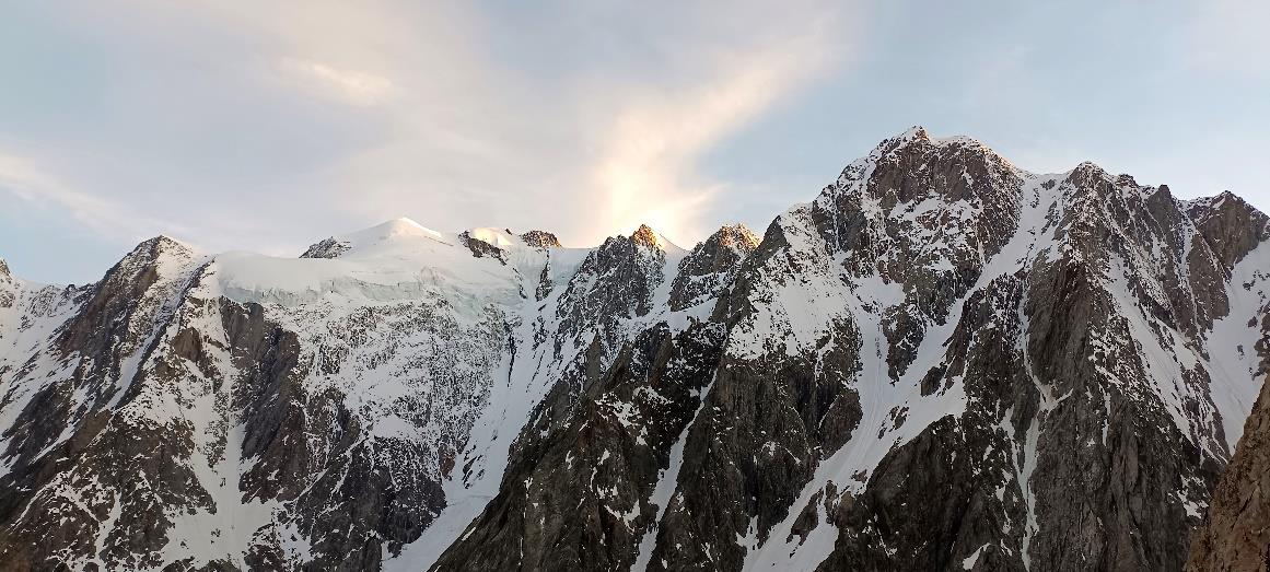 Arrampicata tra le rocce con lo zaino pesante