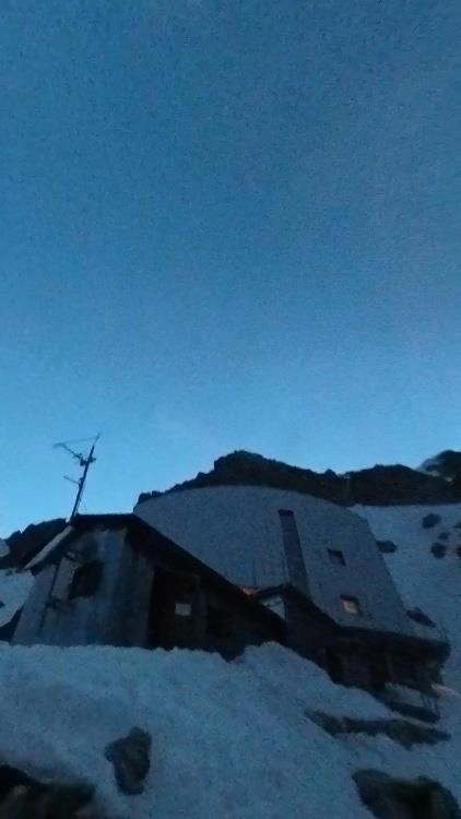 Il rifugio Gonella all'imbrunire