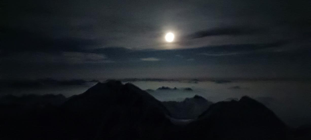 La luna sopra il mare di nebbia