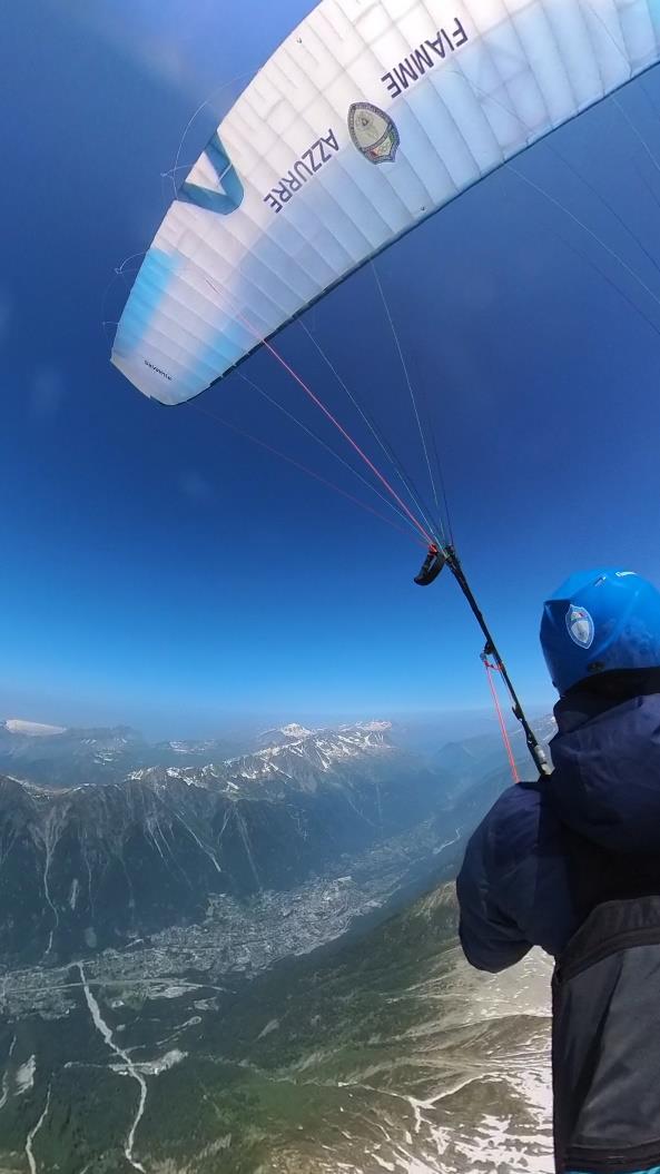 Atterraggio a Chamonix con la vela Fiamme Azzurre