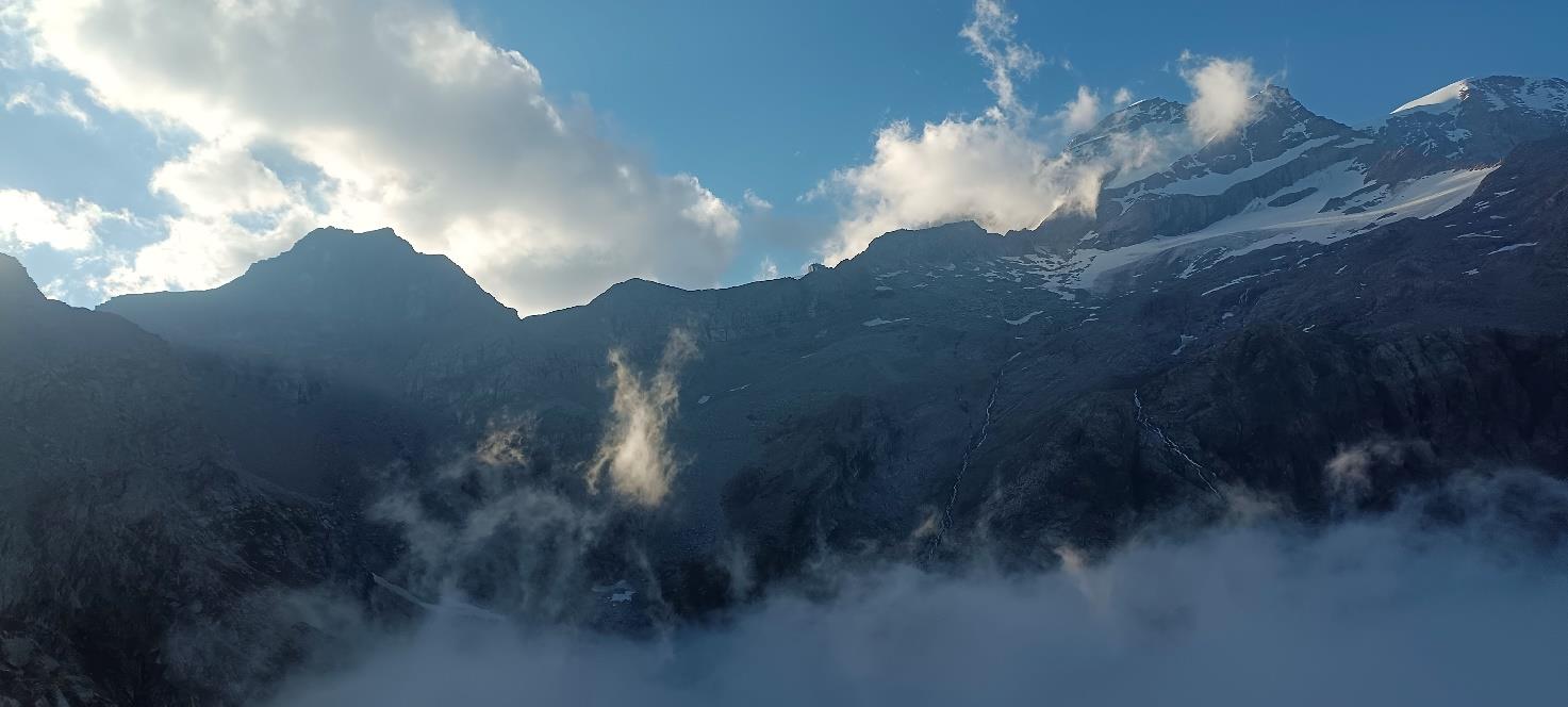 Sopra il mare di nubi verso il Monte Rosa