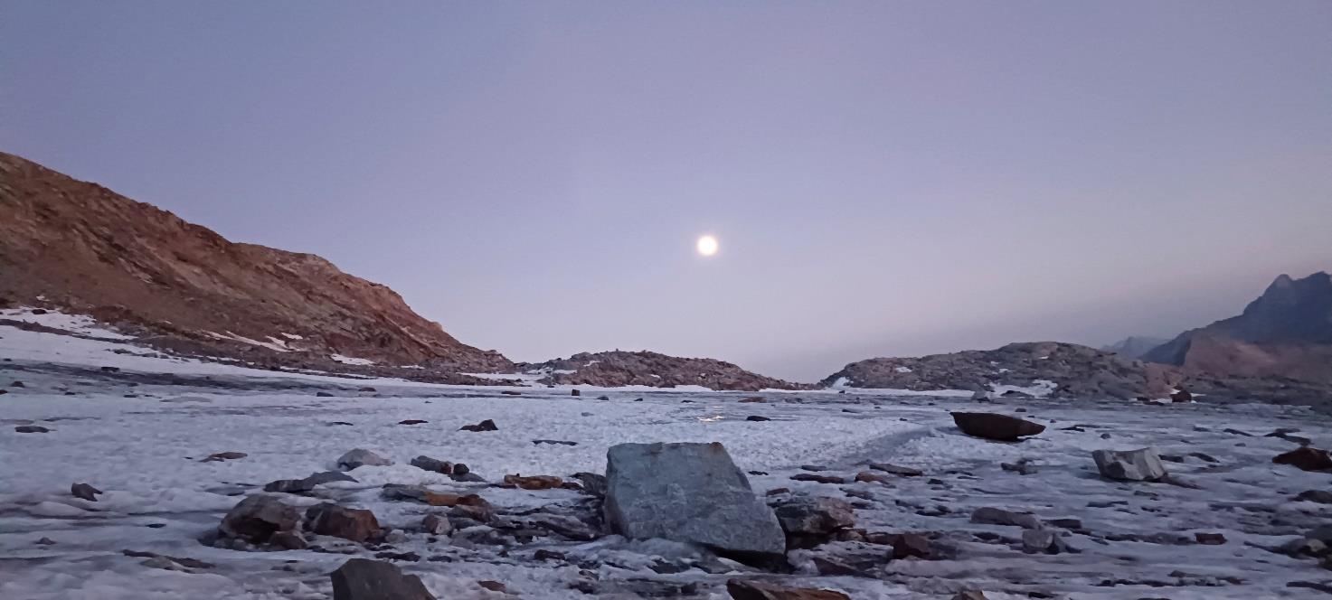 Notte sul nevaio sotto la luna piena