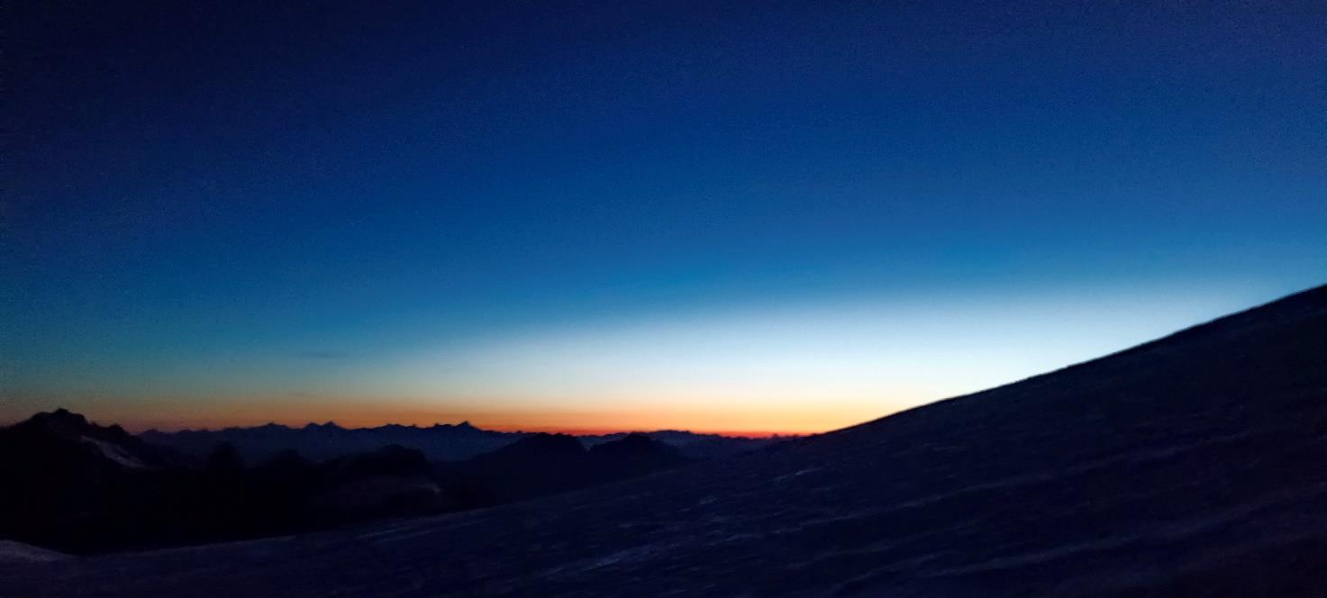 L'alba dietro la capanna Margherita