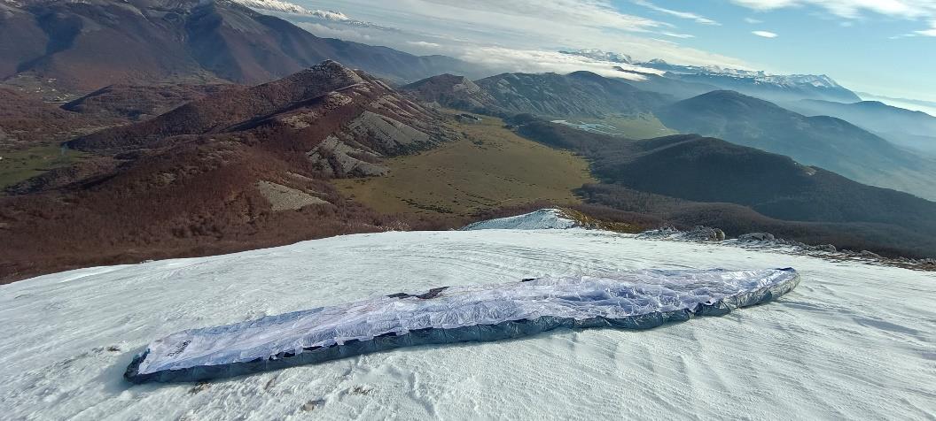 Vela stesa sulla neve pronta al decollo